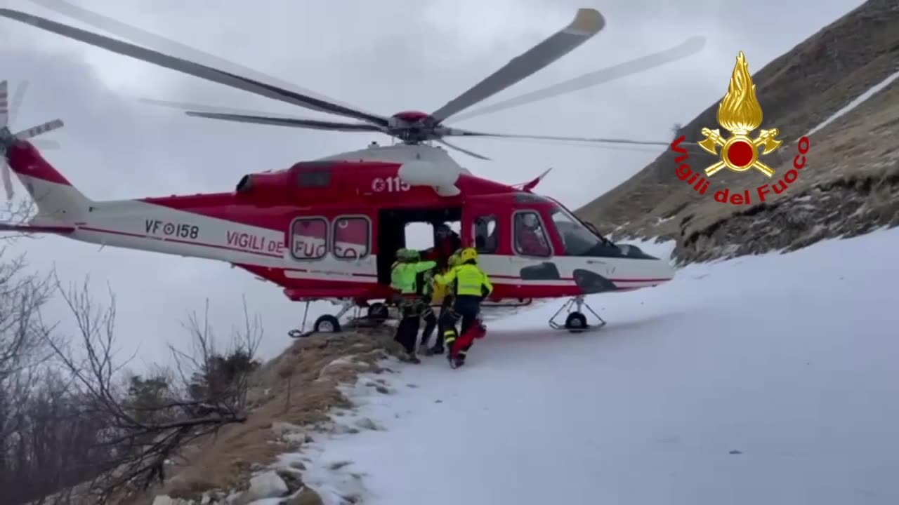 BOLOGNOLA (MC) - SOCCORSO UN ESCURSIONISTA SCIVOLATO IN UN DIRUPO (09.02.25)