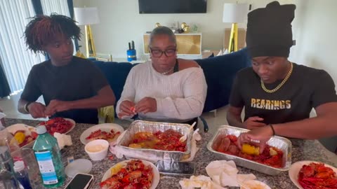 SPICY LOUISIANA CRAWFISH BOIL MUKBANG! FT MAMADEE , MIKE & KEON