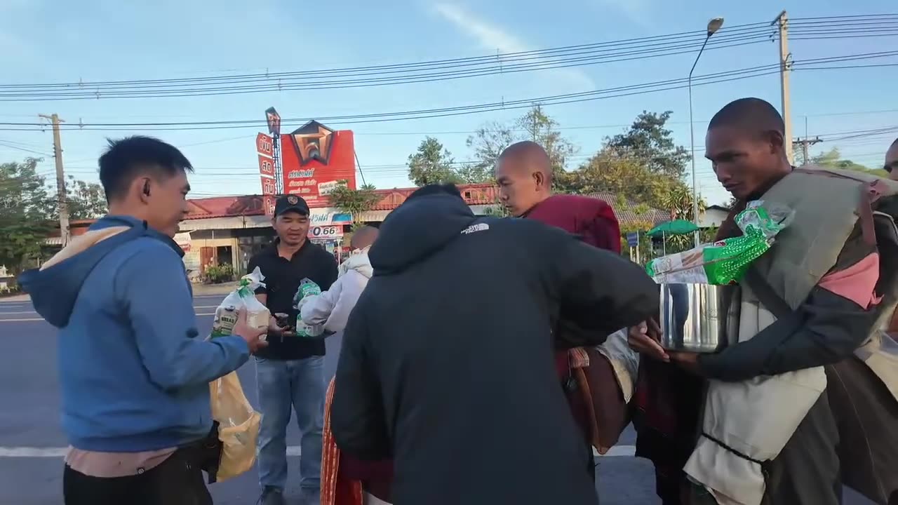 Buổi Sáng Khất Thực Đầu Tiên Của 3 Sư Mới Cùng Sư Minh Tuệ
