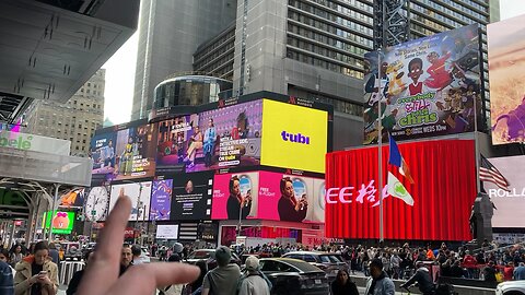 Handy Carrying in Times Square (Manhattan)