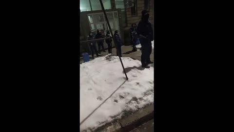 Полицай спират автобуси и... записват граждани, протестирали срещу еврото - акценти (част 4)