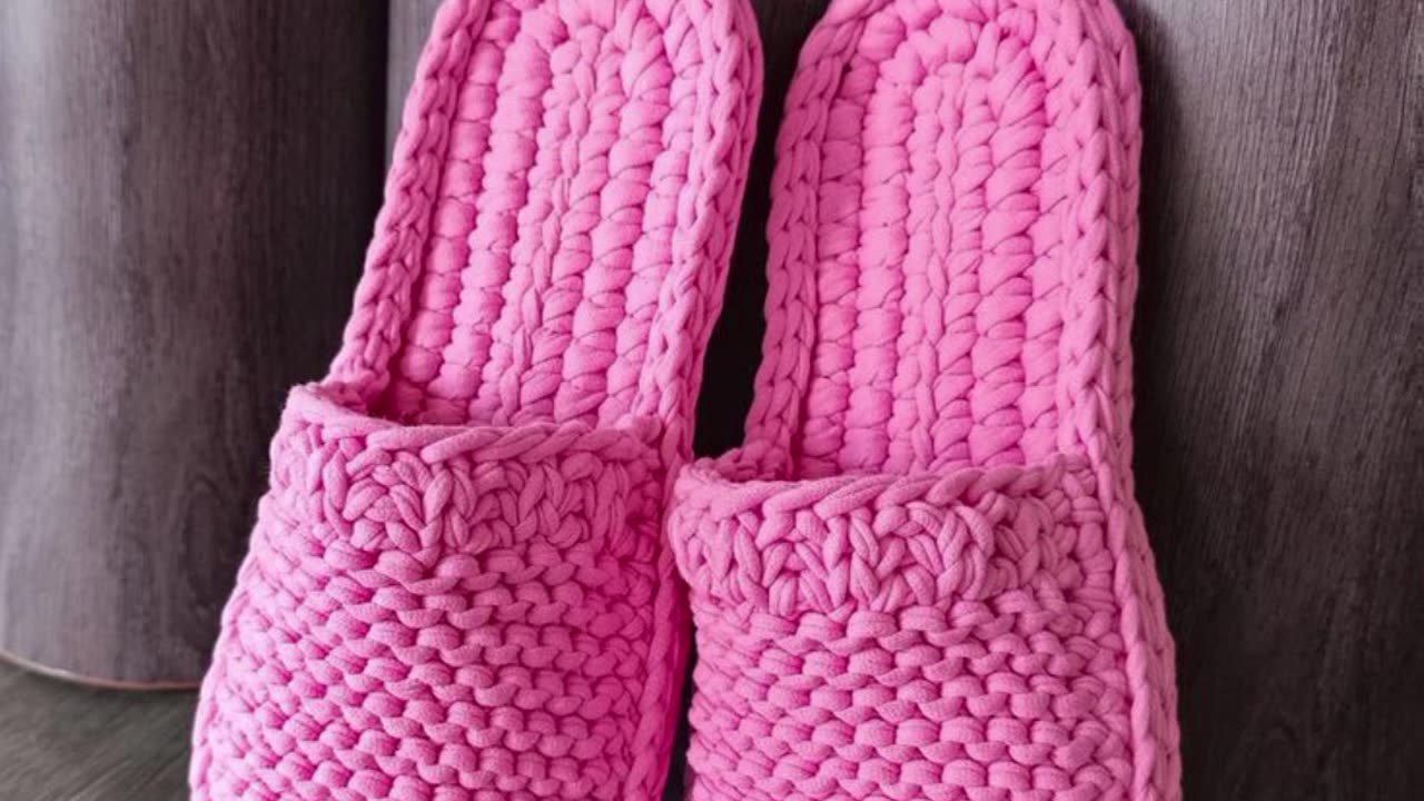 Knitted yarn slippers