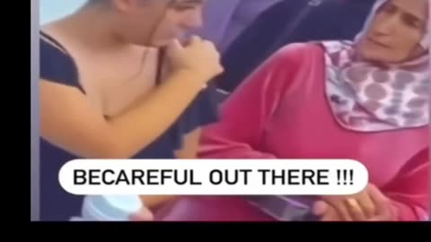 ساحرة تستعمل ابرة للحصول على عينة دم من فتاة 😱​