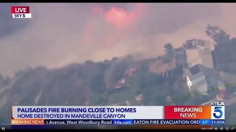 🚨BREAKING: Một ngọn lửa lớn đang áp sát các ngôi nhà ở Brentwood, Los Angeles.