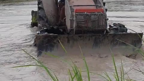 泥を押すトラクター Tractor Pushing Mud