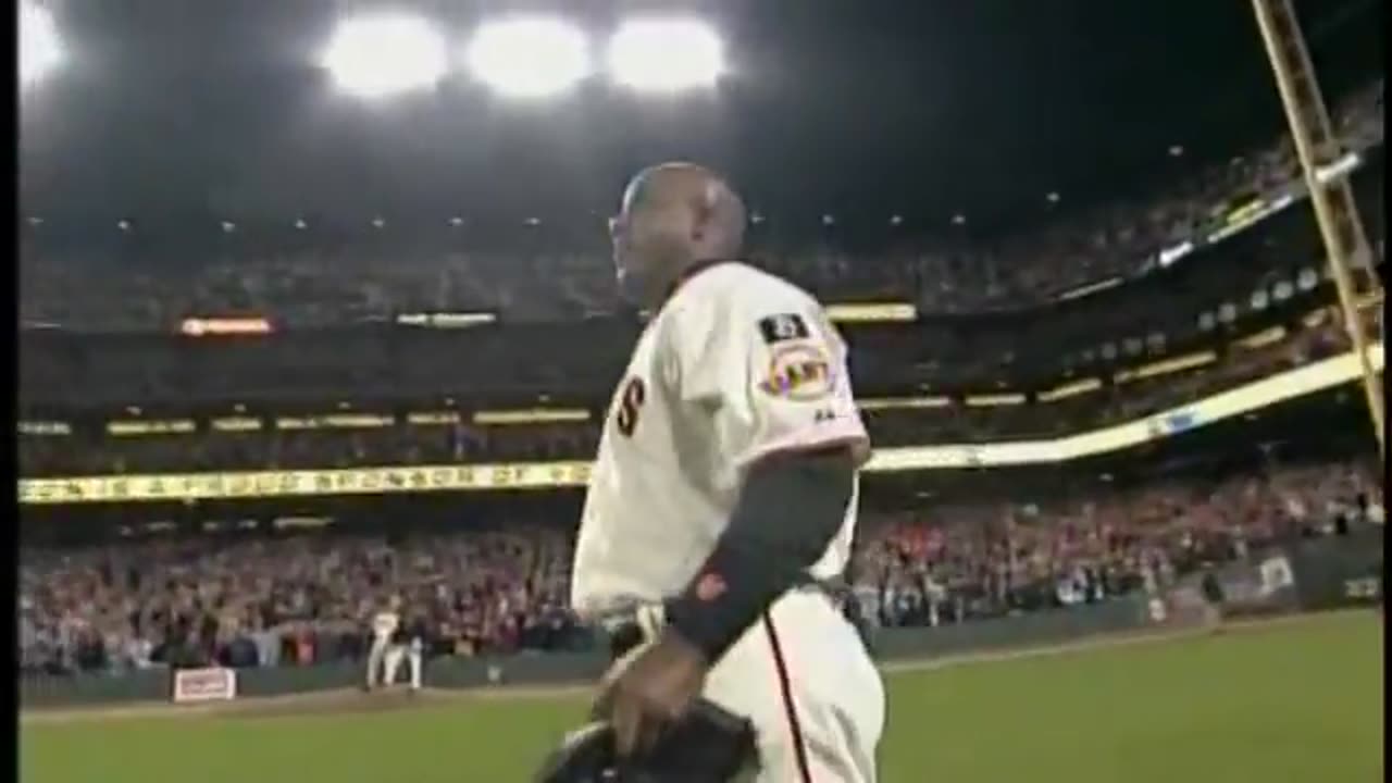 Barry Bonds hits Career home run 756 breaking Hank Aaron’s record