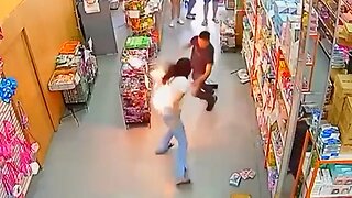 A Cell Phone Explodes In A Woman's Back Pocket, Setting Her Aŝŝ On Fire