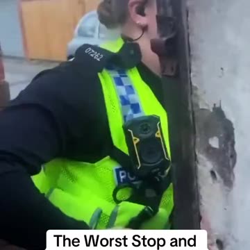 “Policewomen Struggling to Arrest a Man – What Happened?”