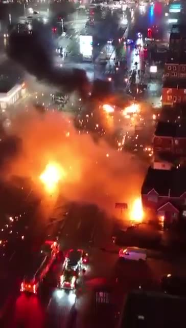 ✈️💥 Aerial footage reveals wreckage and multiple fires at the site of a plane crash in Philadelphia