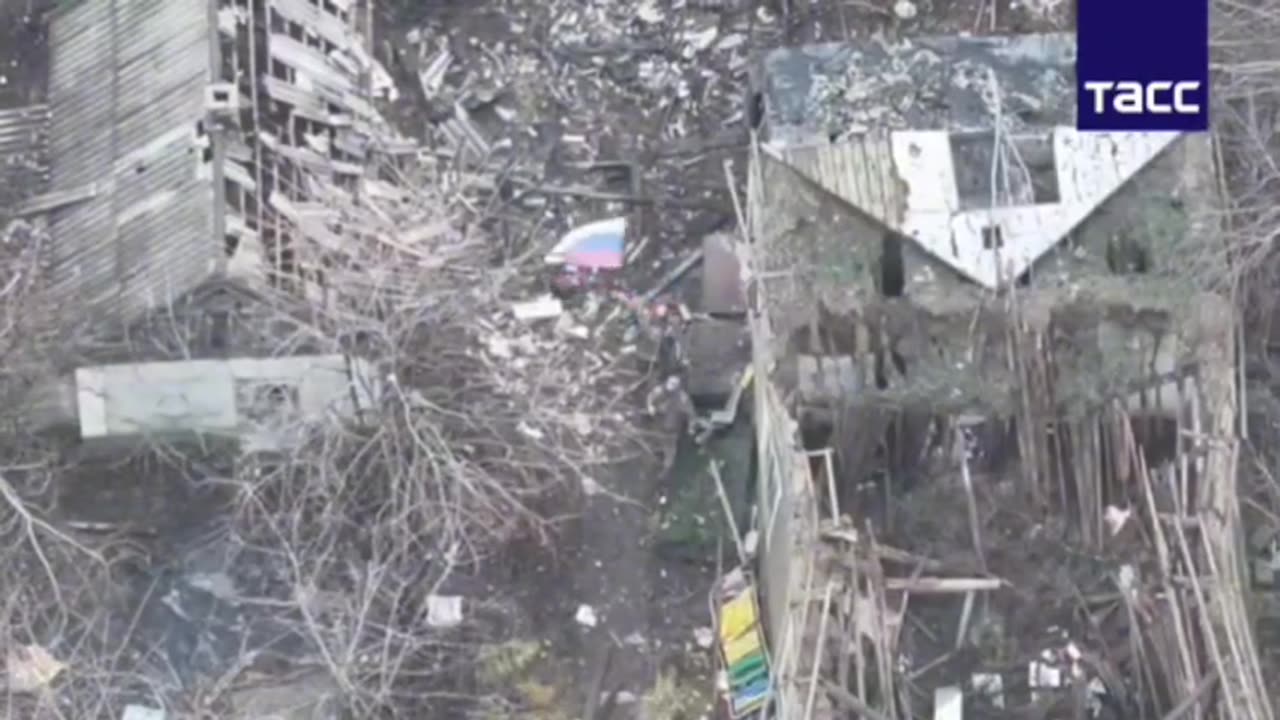 🇷🇺🇺🇦Footage has emerged of the raising of the flag in liberated Novoolenovka.