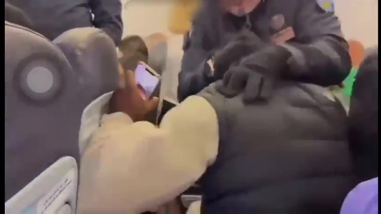 Ecco l'inquietante video dove la Polizia italiana fa scendere con la forza ....