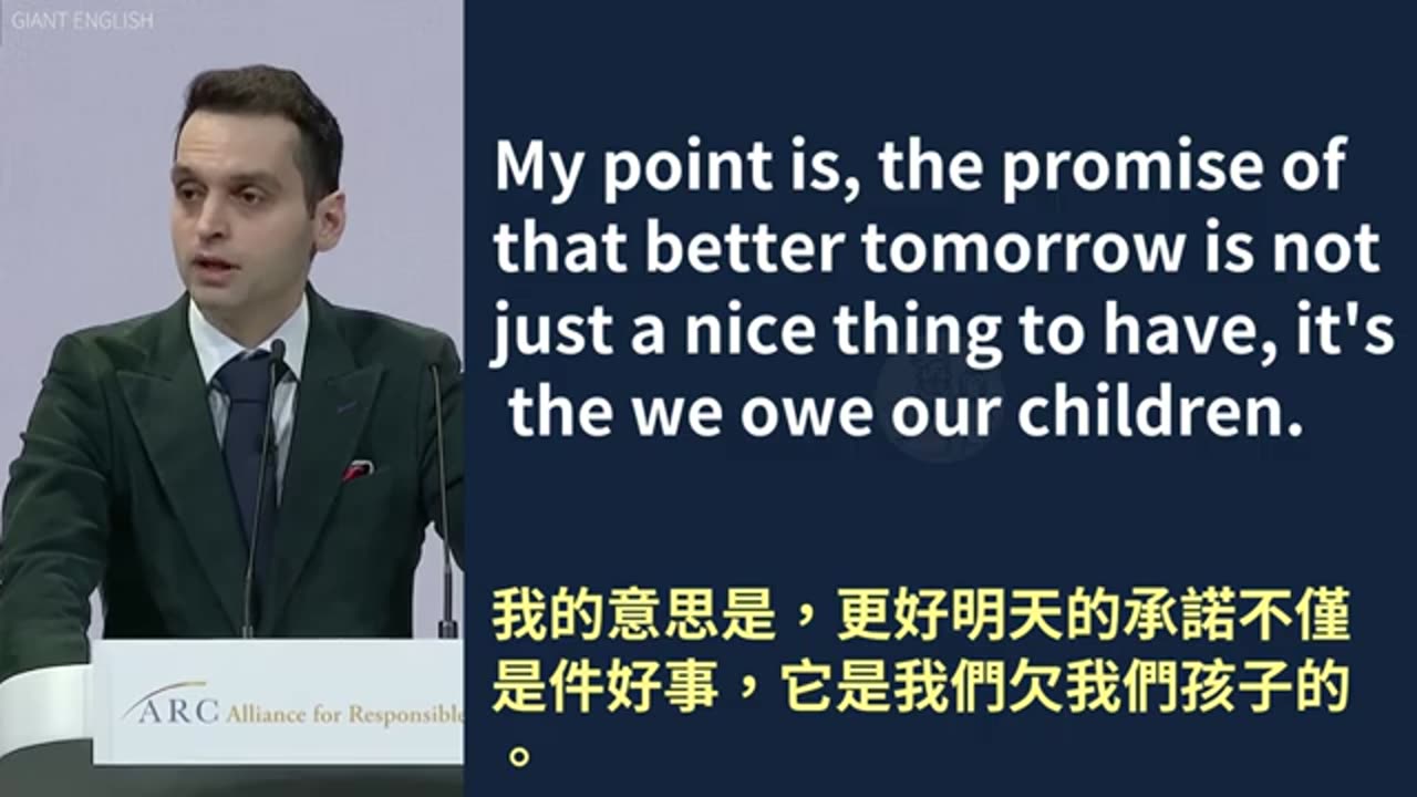 Konstantin Kisin在 ARC 大會上發表激情演說，以幽默與犀利兼具的語言，抨擊西方社會的挑戰並呼籲捍衛核心價值，現場 4,000 名歐洲政商領袖掌聲笑聲不斷。