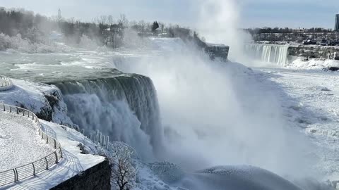 Niagara Falls Turns into Icy Wonderland!