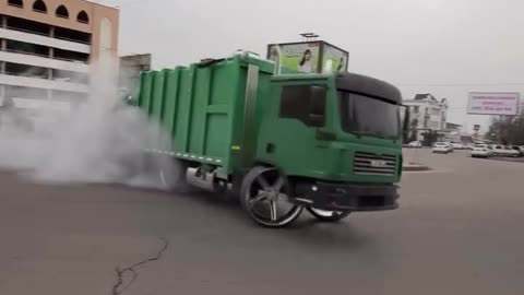 Garage Truck 🚛 doing Donuts on Rims