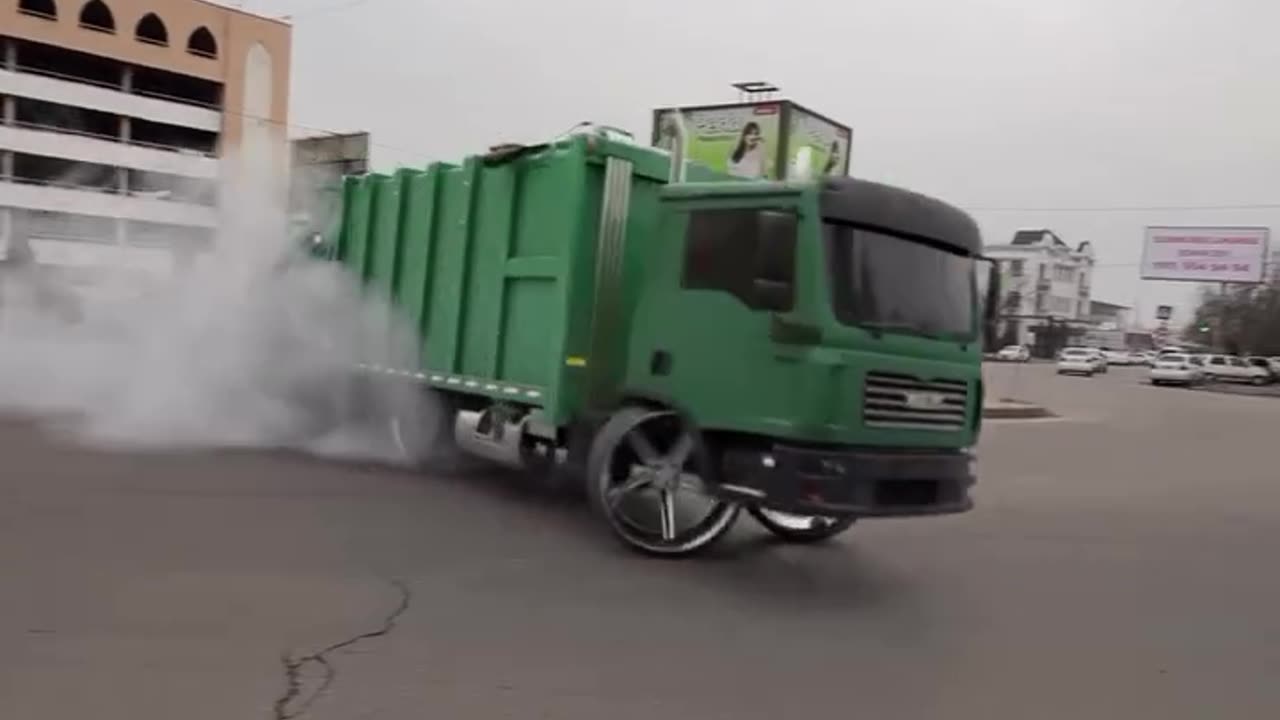 Garage Truck 🚛 doing Donuts on Rims