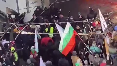 ‼️🇧🇬 #Sofia , Protesters against the introduction of the euro in Bulgaria set fire to