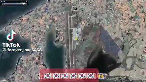 韩国机场空难致命的跑道尽头墙到底是什么？这个视频说，它是违规的进近灯（入口灯）基座，正常要求不得高出地面。