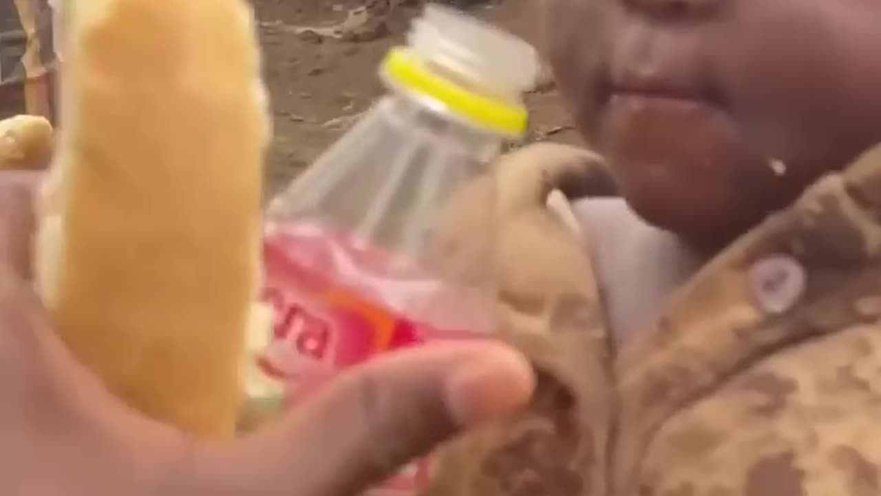 "Heartwarming! Poor Boy Shares His Only Bread – A Lesson in Kindness ❤️🍞