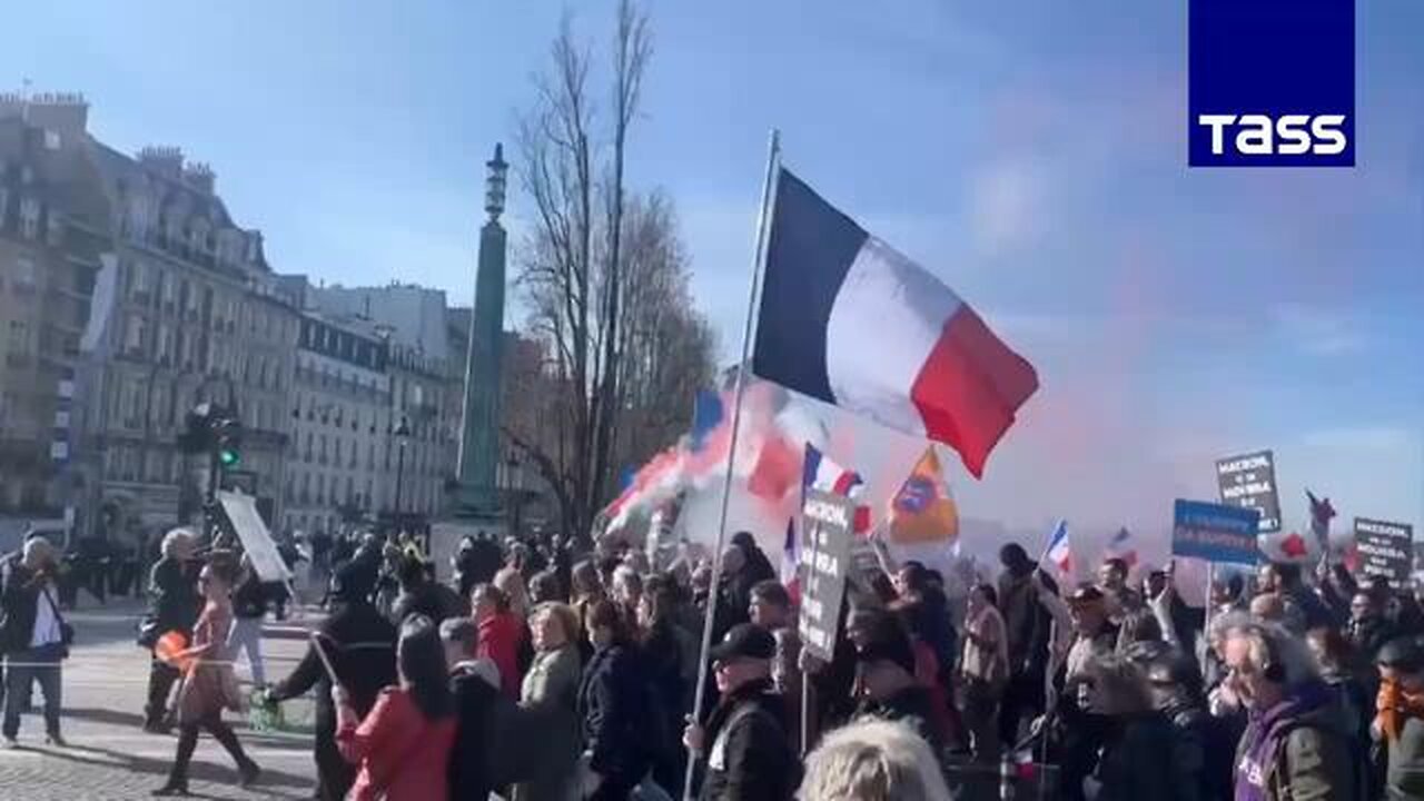 Protest in Paris - "Macron, we won’t die for Ukraine!"