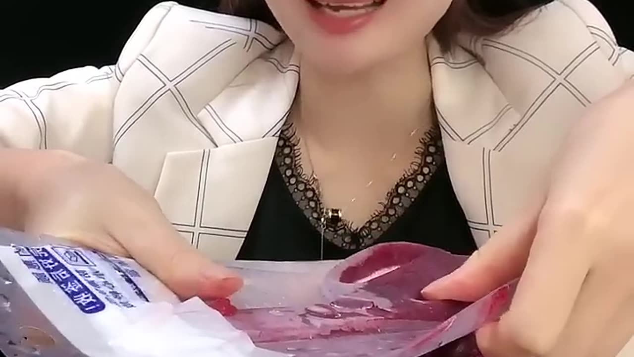 ASMR MUKBANG ICE EATING SOUNDS THE CHOCOLATE TASTE