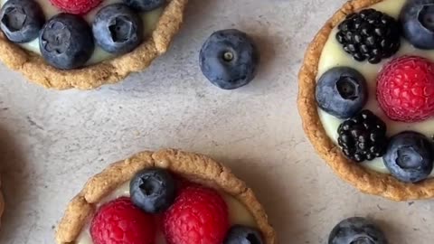 Healthified Berry Tartlets 🍓210kcal each - so yummy & light for summer!