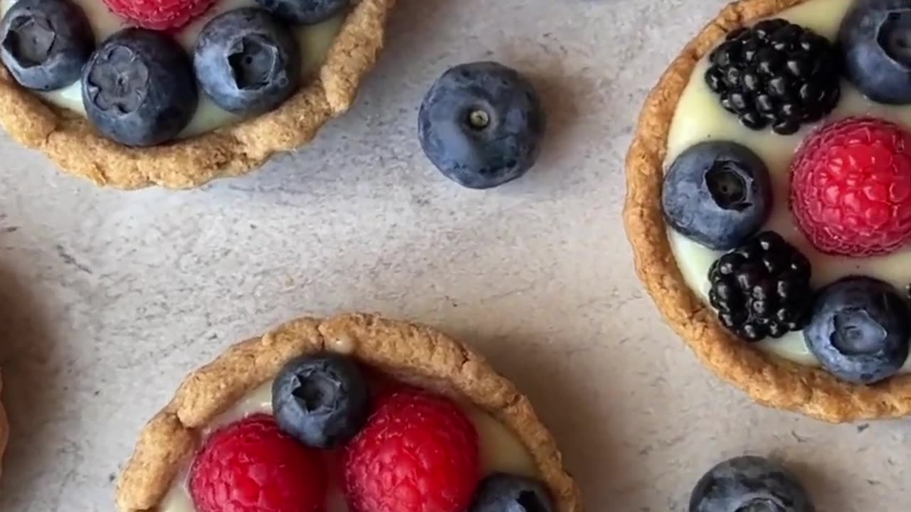 Healthified Berry Tartlets 🍓210kcal each - so yummy & light for summer!