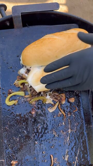 Follow for more ASMR videos🌮🍟 Credits: @cooking_with_fire___ #mukbang #asmr #fastfood #asmreating