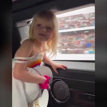 Esta es la Vista desde el interior de La Bestia, El presidente Trump y su nieta saludando al público