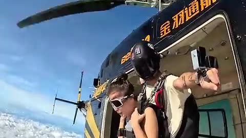 😮 High-adrenaline skydiving