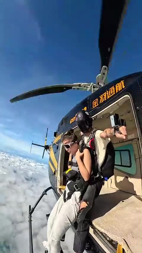 😮 High-adrenaline skydiving
