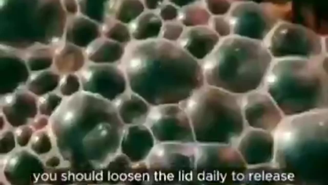 THIS IS WHAT HAPPENS IF YOU POUR RAW HONEY OVER JALEPENOS...