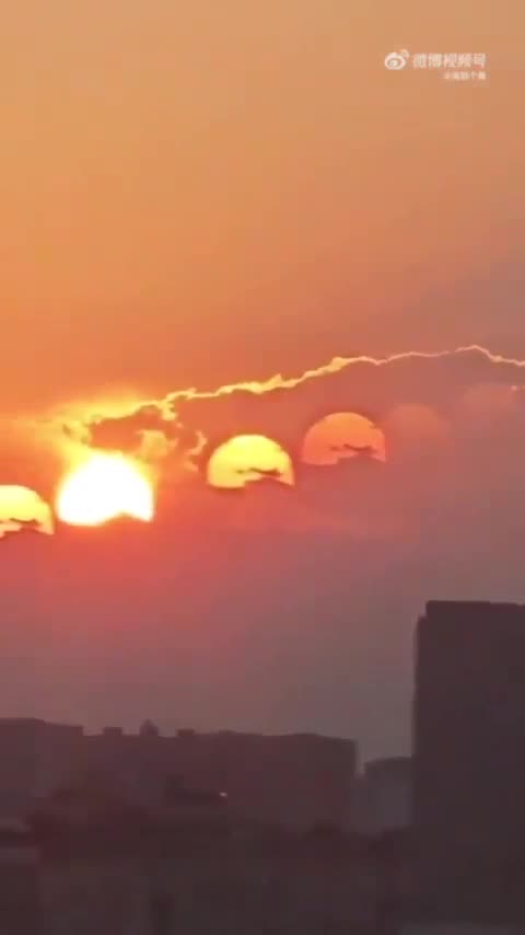 Q ™️ - 🚨🚨🚨 WHAT IS HAPPENING ??? THE SON HAS CLONED HIMSELF !!! (00:00:14)