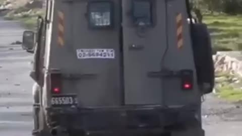 IDF truck flees under a barrage of rocks in Palestine