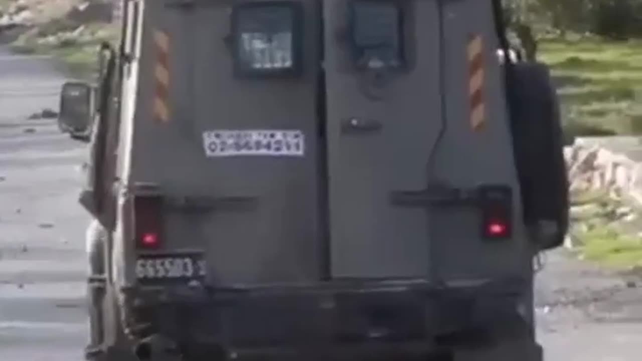 IDF truck flees under a barrage of rocks in Palestine