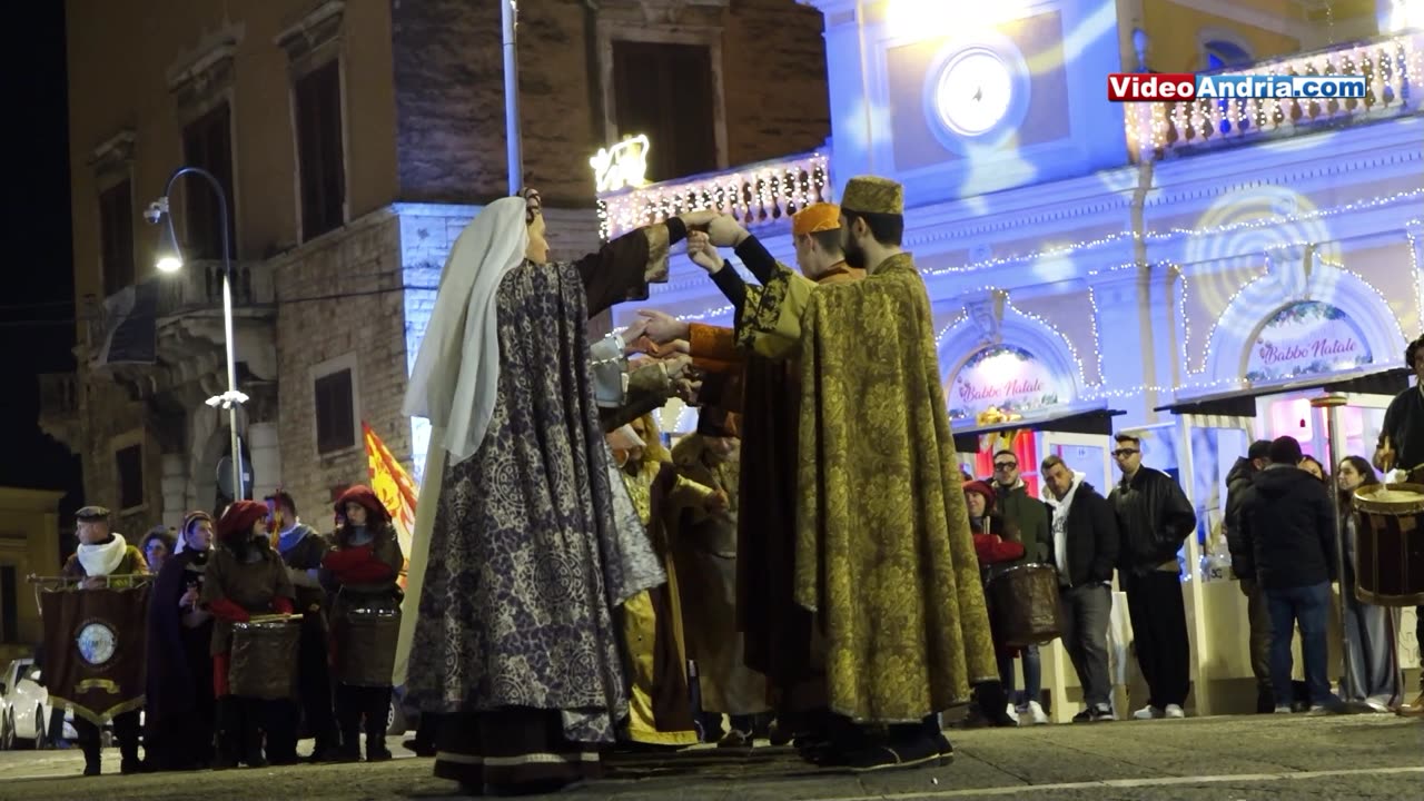 Andria: per il compleanno di Federico II un'aquila, cavalieri e sbandieratori in Piazza Catuma