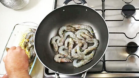 Fried shrimps with garlic