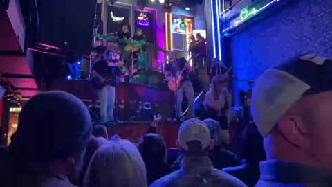 NASHVILLE TN LIVE BROADWAY STREET / PEOPLE WATCHING / BANDS WATCHING / BARS