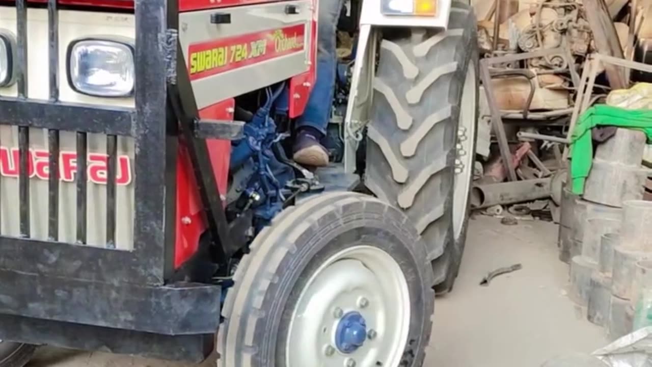 Ye kya hai𤣠#funnyreels #funnyvideos #tractor #tractorlife #comedyreels #comedyvideos #trending
