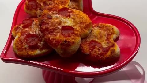 SATISFYING MINI HEART PIZZAS!