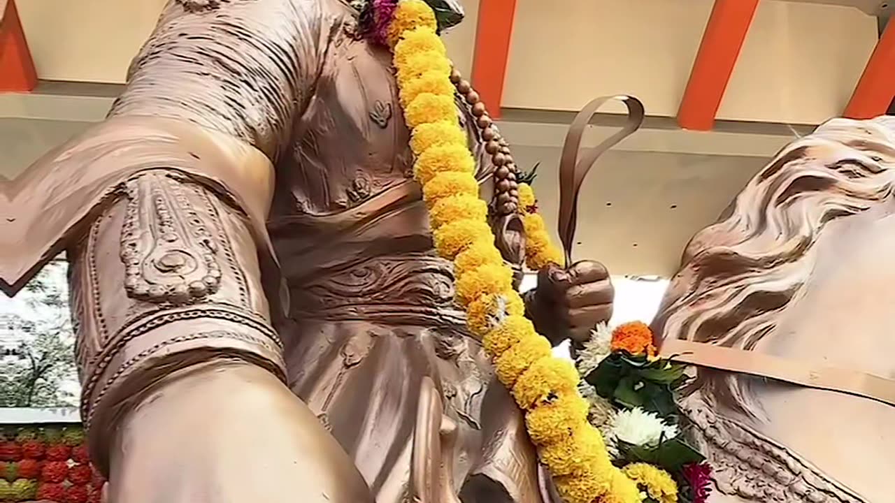 Shivaji Maharaj ki murti jaa rahi hai chin me