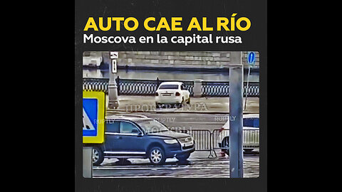 Auto derriba una valla y cae al río en Moscú