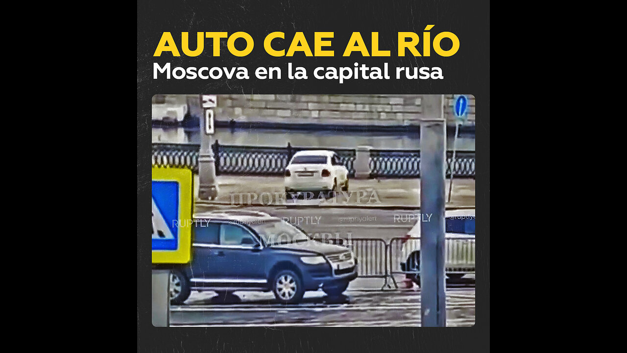 Auto derriba una valla y cae al río en Moscú