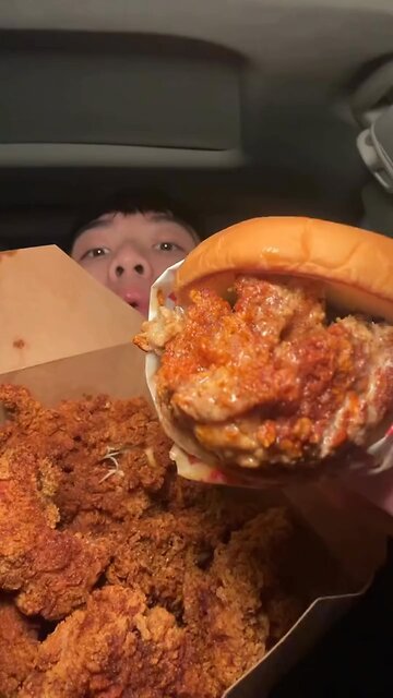 Follow for more ASMR videos🌮🍟 Credits: @dlameats #mukbang #asmr #fastfood #asmreating