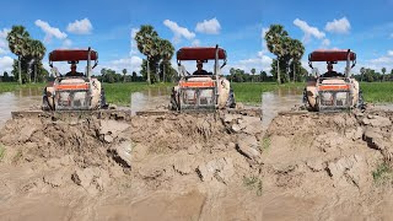 泥を押すトラクター Tractor Pushing Mud