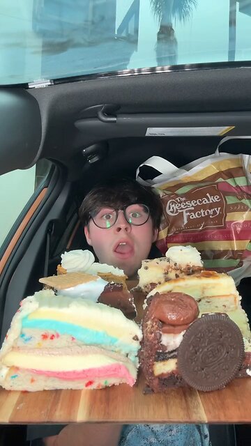 Follow for more ASMR videos🌮🍟 Credits: @caloriecarnage #mukbang #asmr #fastfood #asmreating