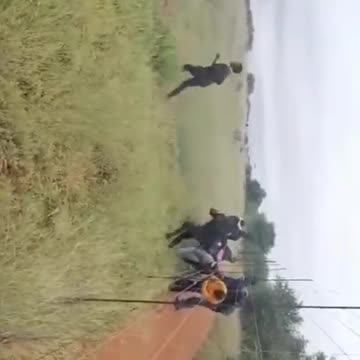 Dangerous! Zimbabweans Crossing the Border Fence into South Africa