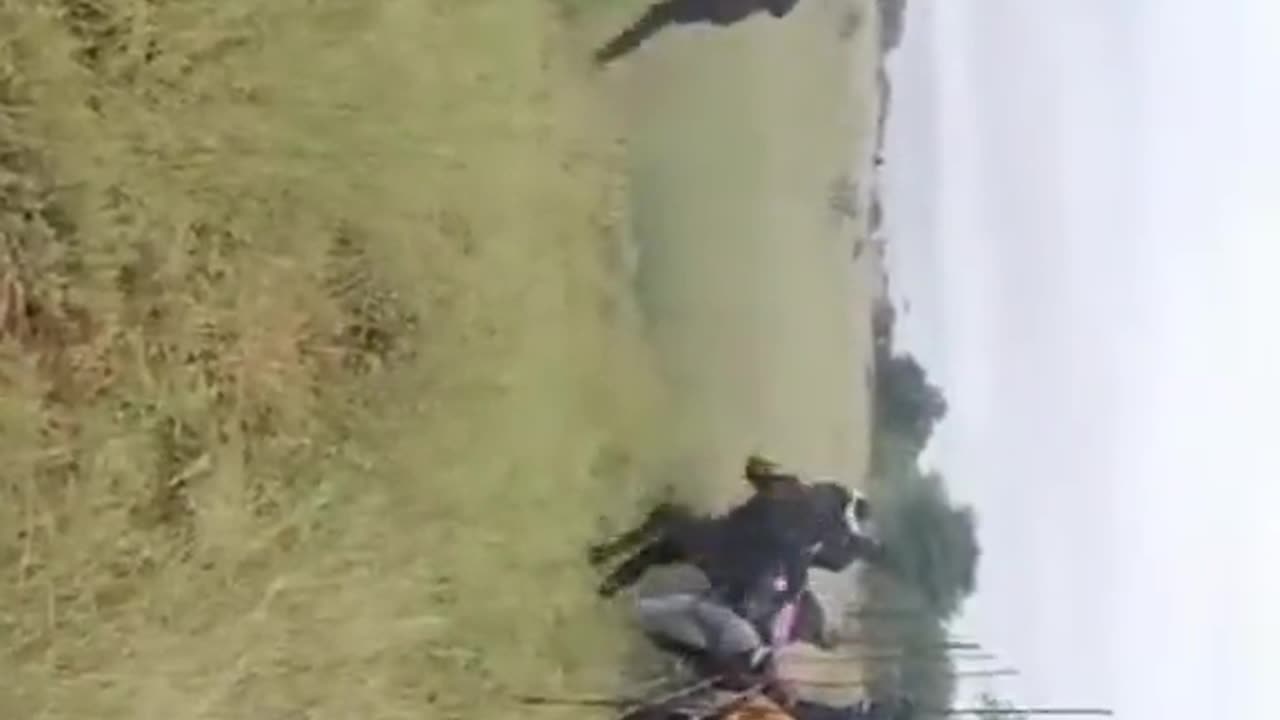 Dangerous! Zimbabweans Crossing the Border Fence into South Africa