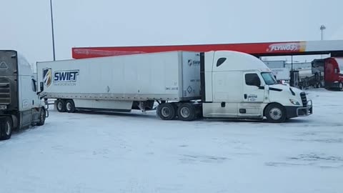 JUST A CREEPIN #ourtruckinglife #truckdrivers #reallifetruckers #trucker #truck #atruckerslife