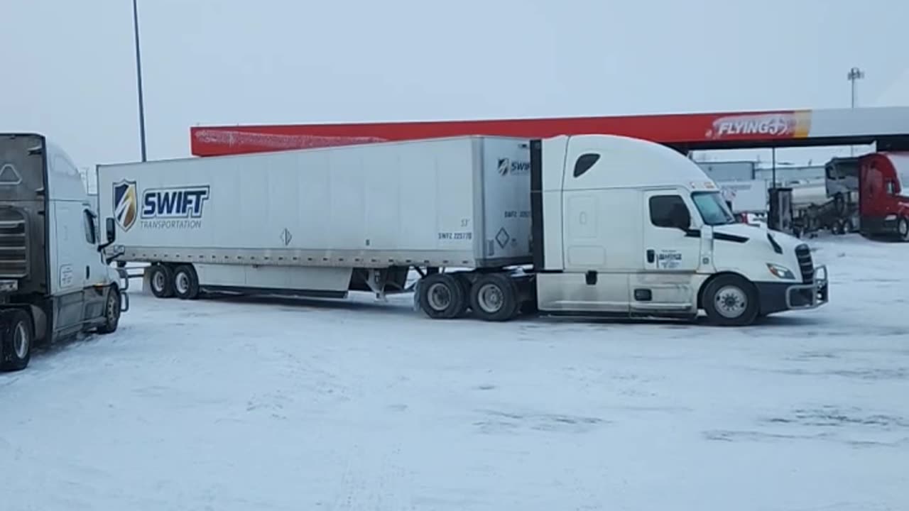 JUST A CREEPIN #ourtruckinglife #truckdrivers #reallifetruckers #trucker #truck #atruckerslife