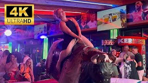 😍 Bold Girl on a Bull | Mechanical Bull Riding | Bull Riding in Benidorm